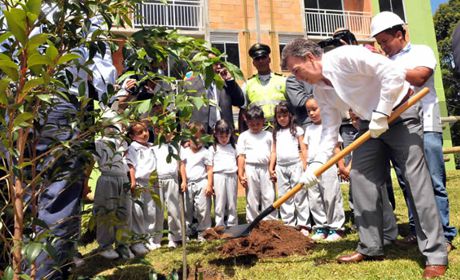El Presidente de la República sembró este miércoles un árbol en las zonas verdes de la Ciudadela de Occidente, Urbanización El Tirol. Medellín - 27 de junio de 2012. Foto: César Carrión - SIG