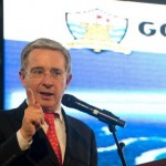 Uribe critica a Santos y elogia a Perú por no negociar con terroristas