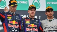 Webber ni siquiera quería subir al podio a hacerse la foto con su compañero de escudería Vettel y Lewis Hamilton. © Sutton