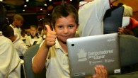 el Ministro TIC, Diego Molano Vega, y el alcalde de la capital antioqueña, Aníbal Gaviria Correa, entregaron 4.920 tabletas a niños de 235 sedes educativas de la ciudad