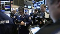 Varios accionistas toman nota en la Bolsa de Nueva York, Estados Unidos. Media hora después del inicio de la sesión, el Dow Jones restaba 30,89 puntos hasta los 15.184,35 enteros. EFE/Archivo