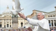 El papa Francisco libera a dos palomas (símbolo del Espíritu Santo según la tradición cristiana) durante la audiencia pública de los miércoles, cuya catequesis dedicó al Espíritu Santo, teniendo en cuenta que el próximo domingo la Iglesia Católica celebra Pentecostés, en la Plaza de San Pedro, Vaticano. EFE/Osservatore Romano