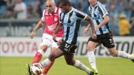En la imagen, el jugador Fernando (d) de Gremio de Brasil disputa el balón con Omar Pérez (i) de Independiente Santa Fe de Colombia. EFE/Archivo
