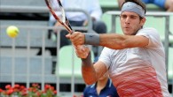 El tenista argentino Juan Martín Del Potro devuelve la bola al francés Benoit Paire durante el partido de tercera ronda del Masters 1000 de Roma. EFE