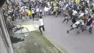 Imagen tomada de un video de una cámara de vigilancia facilitada el 13 de mayo de 2013 por el Departamento de la Policía de Nueva Orleans que muestra supuestamente la escena de la multitud huyendo mientras un hombre (c) dispara una pistola durante la celebración de un desfile por el Día de la Madre en Nueva Orleans, Louisiana (Estados Unidos). EFE