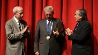 Imagen de archivo de Mario Brescia (i) junto a Hugo Neira (d) y al escritor peruano Mario Vargas Llosa (c) el 5 de agosto de 2008. EFE/Archivo
