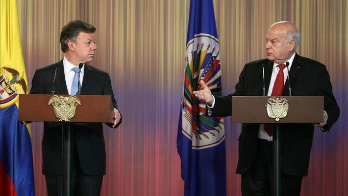 El presidente de Colombia, Juan Manuel Santos (i), escucha al secretario general de la OEA, José Miguel Insulza (d), este 17 de mayo, luego de la entrega del informe sobre drogas en Bogotá (Colombia), que resultó de uno de los mandatos de la VI Cumbre de las Américas de Cartagena de Indias de abril de 2012. EFE