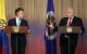 El presidente de Colombia, Juan Manuel Santos (i), escucha al secretario general de la OEA, José Miguel Insulza (d), este 17 de mayo, luego de la entrega del informe sobre drogas en Bogotá (Colombia), que resultó de uno de los mandatos de la VI Cumbre de las Américas de Cartagena de Indias de abril de 2012. EFE
