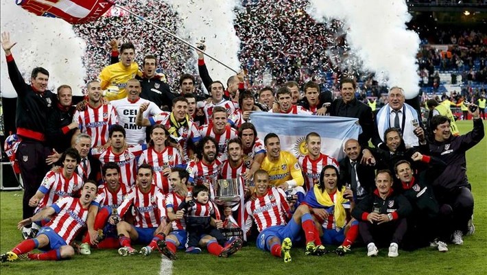 Los jugadores del Atlético de Madrid celebran su victoria ante el Real Madrid en la final de la Copa del Rey, en el estadio Santiago Bernabéu, en Madrid. EFE