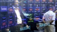 Fotografía de archivo fechada el 18 de mayo de 2012 donde se ven algunos transeúntes reflejados en una ventana con el logo de Facebook en la sede del Nasdaq en Times Square, Nueva York (NY, EE.UU.). EFE/Archivo