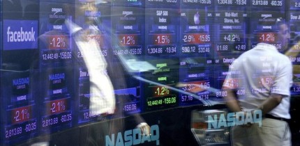Fotografía de archivo fechada el 18 de mayo de 2012 donde se ven algunos transeúntes reflejados en una ventana con el logo de Facebook en la sede del Nasdaq en Times Square, Nueva York (NY, EE.UU.). EFE/Archivo