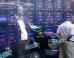 Fotografía de archivo fechada el 18 de mayo de 2012 donde se ven algunos transeúntes reflejados en una ventana con el logo de Facebook en la sede del Nasdaq en Times Square, Nueva York (NY, EE.UU.). EFE/Archivo