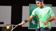 El suizo Roger Federer devuelve la bola al francés Benoit Paire durante la segunda semifinal del torneo de Roma en el Foro Italico de Roma. EFE
