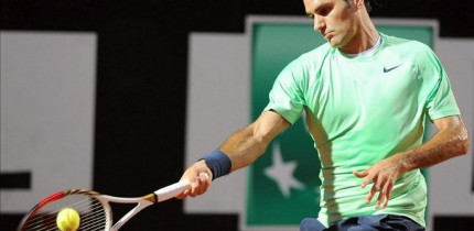 El suizo Roger Federer devuelve la bola al francés Benoit Paire durante la segunda semifinal del torneo de Roma en el Foro Italico de Roma. EFE
