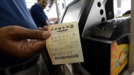 Un hombre muestra un boleto de lotería Powerball en un comercio en Decatur (Georgia, Estados Unidos) el 17 de mayo de 2013. EFE/Archivo