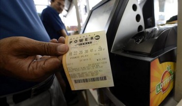 Un hombre muestra un boleto de lotería Powerball en un comercio en Decatur (Georgia, Estados Unidos) el 17 de mayo de 2013. EFE/Archivo