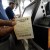 Un hombre muestra un boleto de lotería Powerball en un comercio en Decatur (Georgia, Estados Unidos) el 17 de mayo de 2013. EFE/Archivo