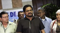 El jefe negociador de las FARC, Luciano Marín Arango (c), alias "Iván Márquez, da declaraciones a la prensa en el Palacio de Convenciones de La Habana (Cuba). EFE/Archivo