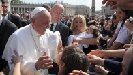 El papa Francisco saluda a los fieles congregados en la Plaza de San Pedro del Vaticano. EFE/Archivo