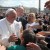El papa Francisco saluda a los fieles congregados en la Plaza de San Pedro del Vaticano. EFE/Archivo