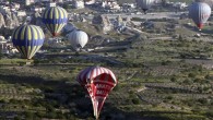 Fotografía que muestra un globo aerostático que se precipita contra el suelo tras colisionar con otro globo cuando sobrevolaban la zona de Cappadocia. EFE