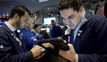 Hacia la mitad de la jornada de contrataciones en el parque neoyorquino, el índice Dow Jones de Industriales avanzaba un 0,36 % (54,64 puntos) hasta alcanzar las 15.399,92 unidades. EFE/Archivo