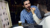 Una pareja prueba un escorpión en un bar situado en una zona céntrica de Valladolid (España) que ofrece una amplia variedad de insectos comestibles traídos directamente desde Tailandia. EFE