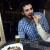 Una pareja prueba un escorpión en un bar situado en una zona céntrica de Valladolid (España) que ofrece una amplia variedad de insectos comestibles traídos directamente desde Tailandia. EFE