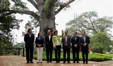 De izquierda a derecha, el ministro de Comercio de Perú, José Luis Silva Martinot, la ministra de Relaciones Exteriores de Perú, Eda Rivas, el ministro de Relaciones Exteriores de Chile, Alfredo Moreno Charme, la ministra de Relaciones Exteriores de Colombia, María Ángela Holguín, el ministro de Industria y Turismo de Colombia, Sergio Diaz-Granados, el ministro de Relaciones Exteriores de México, José Antonio Meade, y el ministro de Comercio de México, Ildefonso Guajardo, posan durante una fotografía oficial durante la VII Cumbre Alianza del Pacífico, que se realiza en Cali (Colombia). EFE