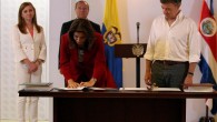 Los presidentes de Colombia, Juan Manuel Santos (d), y de Costa Rica, Laura Chinchilla (c), acompañados por la ministra de Comercio Exterior de Costa Rica, Anabel González (i), realizan la firma de un Tratado de Libre Comercio (TLC) en Cali (Colombia). EFE