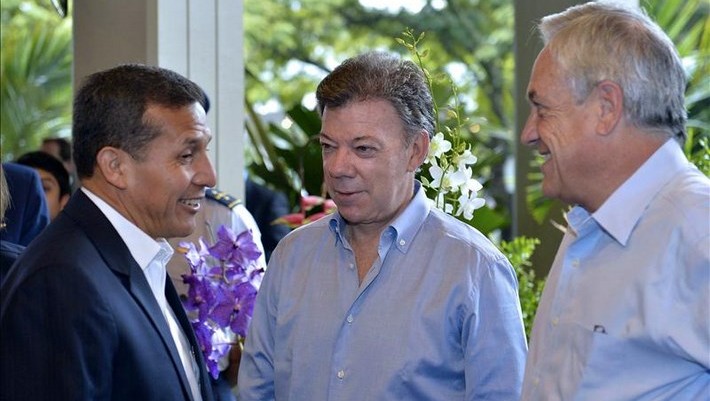 Fotografía cedida por la Presidencia de Colombia de los presidentes de Colombia, Juan Manuel Santos (i), de Chile, Sebastián Piñera, y de Perú, Ollanta Humala, durante una reunión este 23 de mayo, en Cali (Colombia). EFE