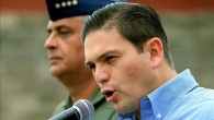 En la imagen, el ministro de Defensa de Colombia, Juan Carlos Pinzón (d). EFE/Archivo