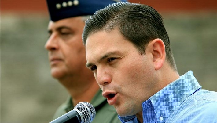 En la imagen, el ministro de Defensa de Colombia, Juan Carlos Pinzón (d). EFE/Archivo