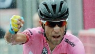 El ciclista italiano Vincenzo Nibali del Astana celebra su victoria en la 18ª etapa del Giro de Italia. EFE