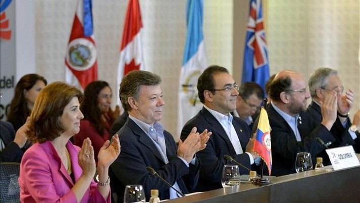 Fotografía cedida por la Presidencia de Colombia del mandatario de Colombia, Juan Manuel Santos (2i), su canciller, María Ángela Holguín (i), el ministro de Comercio Exterior, Sergio Díaz-Granados (c), el canciller de Chile Alfredo Moreno (2d) y el presidente de Chile Sebastián Piñera (i), durante la VII Cumbre de la Alianza del Pacífico, en Cali (Colombia). EFE
