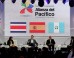 La presidenta de Costa Rica, Laura Chinchilla (i), el presidente del Gobierno España, Mariano Rajoy (2-i) y el presidente de Guatemala, Otto Pérez (2-d), participan en un conversatorio sobre economía en el Encuentro Empresarial, durante la VII Cumbre Alianza del Pacífico que se realiza en Cali (Colombia). EFE
