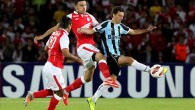 El jugador de Santa Fe Daniel Torres (c-i), disputa el balón con Elano (d) de Gremio de Brasil durante su partido por los octavos de final de la Copa Libertadores de América en el estadio Nemesio Camacho "El Campín" de Bogotá (Colombia). EFE