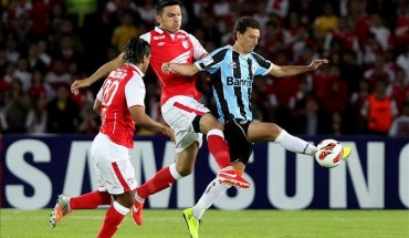 El jugador de Santa Fe Daniel Torres (c-i), disputa el balón con Elano (d) de Gremio de Brasil durante su partido por los octavos de final de la Copa Libertadores de América en el estadio Nemesio Camacho "El Campín" de Bogotá (Colombia). EFE