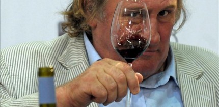 El actor francés Gerard Depardieu posa durante la presentación del vino "2006 Anjou AOC Vieilles Vignes" en la feria internacional Hogatec en Düsseldorf (Alemania). EFE/Archivo