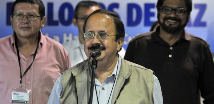El integrante de las FARC Jesús Emilio Carvajalino (c), alias 'Andrés París', hace una declaración ante la prensa, en el Palacio de Convenciones de La Habana (Cuba). Delegados del Gobierno de Colombia y representantes de las FARC prosiguen con el noveno ciclo de las conversaciones de paz en Cuba. EFE