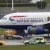 Un avión de la aerolínea británica British Airways (BA), es inspeccionado por los servicios de seguridad tras realizar un aterrizaje de emergencia en el aeropuerto londinense de Heathrow, Reino Unido. EFE