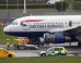 Un avión de la aerolínea británica British Airways (BA), es inspeccionado por los servicios de seguridad tras realizar un aterrizaje de emergencia en el aeropuerto londinense de Heathrow, Reino Unido. EFE