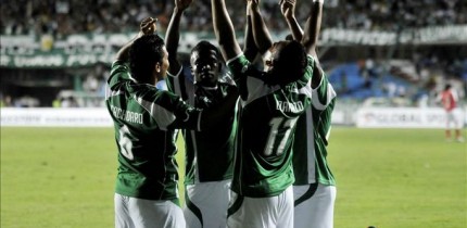 Cali que marcha séptimo con 24 puntos, y el Medellín, undécimo con 20 enteros, jugarán un partido decisivo en su interés de formar parte de la fiesta semifinal. En la imagen el registro de otra de las celebraciones del Deportivo Cali. EFE/Archivo