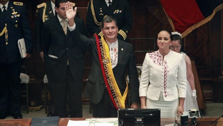 Fotografía facilitada por la Casa de S.M. El Rey en la que se registró al presidente de Ecuador, Rafael Correa, junto a la presidenta de la Asamblea Nacional, Gabriela Rivadeneira, durante su juramentación como presidente de Ecuador, en Quito. EFE
