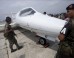 Soldados del Ejército de Guatemala resguardan la avioneta donde el expresidente de Guatemala Alfonso Portillo será extraditado a Estados Unidos. EFE