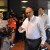 El jefe de la delegación de paz del Gobierno colombiano, el ex vicepresidente Humberto de la Calle (c), fue registrado este viernes a su llegada al Palacio de Convenciones de La Habana (Cuba). EFE