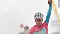 El italiano Vicenzo Nibali ganó en solitario una penúltima etapa del Giro de Italia 'descafeinada' por la nieve y el frío. EFE