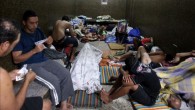 Detenidos exigen que se les respeten sus derechos luego de que 87 de ellos fueran recluidos en 5 calabozos del edificio José Félix de Restrepo, donde funcionan los juzgados en Medellín. El hacinamiento se ha generado debido al cierre de la principal cárcel de la ciudad, Bellavista, y las restricciones en la carcel del Pedregal. EFE