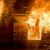 El vehículo de la cadena de televisión TV Record arde en llamas durante una protesta contra el aumento de la tarifa de autobús en Sao Paulo. EFE
