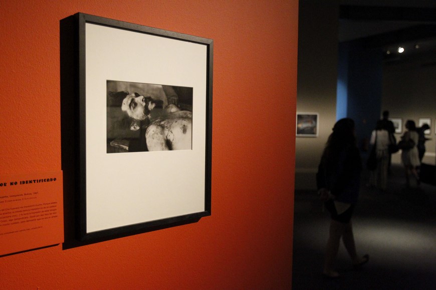  A visitor looks at one of the photographs & # XED; as the exhibition & # XF3; n, a selection & # XF3; n m & # XE1; s of im & # XE1; genes of the collection & # XF3; n Gamazo Anna Abell & # XF3 ;, filed today in CentroCentro Cibeles in Madrid. EFE 